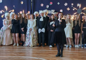 Uczniowie w uroczystym rozpoczęciu akademii w strojach z epoki