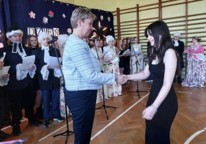 Pani Dyrektor gratuluje uczennicy wyróżnienia