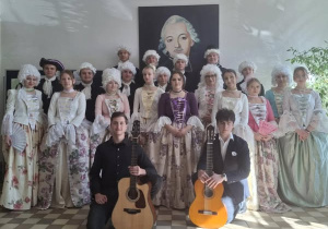 Pozowane zdjęcie grupy uczniów w strojach z akademii