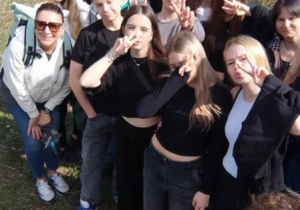 Grupa uczniów w plenerze