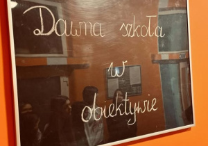 Dawna szkoła w obiektywie-napis na szkle