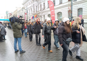 Uczniowie podczas tańva na ulicy