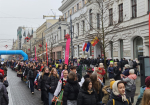 Olbrzymi korowód uczniów