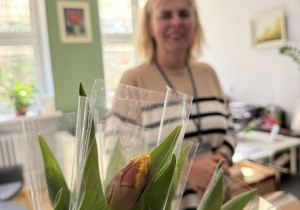 Pani Dyrektor z tulipanem