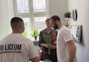 Wręczenie tulipanów Pani Wicedyrektor