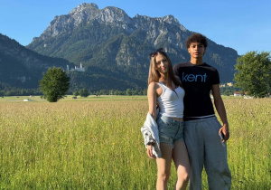 Dwoje uczniów na tle Alp