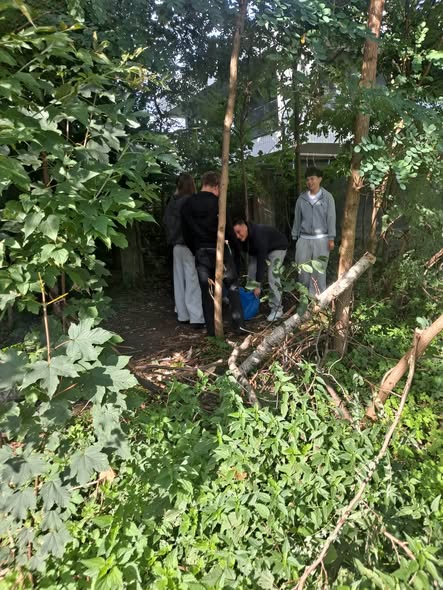 Uczniowie szkoły sprzątają teren w ramach akcji "Sprzątanie Świata"