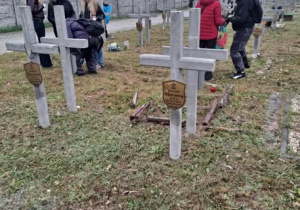 Uczniowie na tle mogił