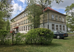 prawe skrzydło budynku szkoły