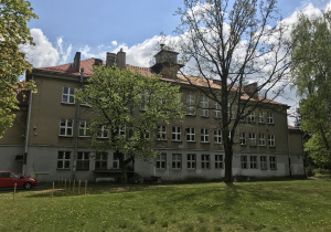 tył budynku szkoły z prawej strony