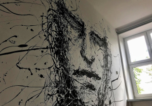 zbliżenie graffiti na tylnej ścianie jednej z klas