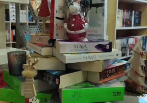 Choinka z książek w bibliotece