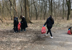 Uczniowie sprzątają śmieci w pobliskim parku