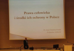 Uczniowie na wykładzie "Prawa człowieka i środki ich ochrony w Polsce"