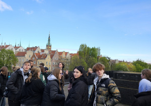 Uczniowie na ulicach Gdańska lub w teatrze