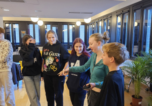 Uczniowie na ulicach Gdańska lub w teatrze