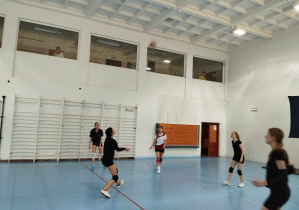 Grający uczniowie na sali gimnastycznej