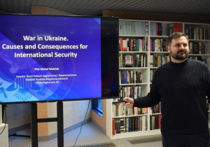 Uczniowie odwiedzili siedzibę American Corner