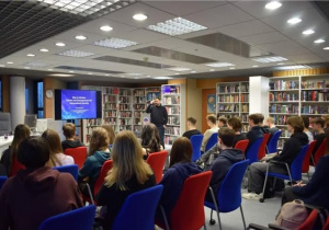 Uczniowie odwiedzili siedzibę American Corner