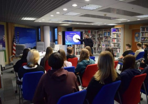 Uczniowie odwiedzili siedzibę American Corner