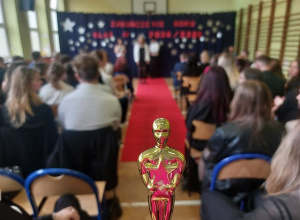 Sala gimnastyczna wypełniona maturzystami