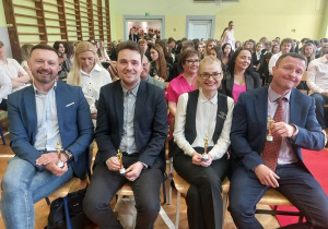 Pierwszy rząd z nauczycielami wychowawcami