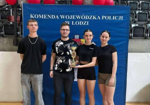 Zdjęcie grupowe uczniów na tle plakatu policji