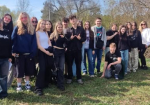 Grupa uczniów w plenerze
