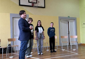 Uczniowie na sali gimnastycznej w trakcie konkursu
