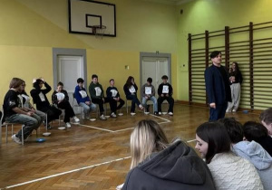 Uczniowie na sali gimnastycznej w trakcie konkursu