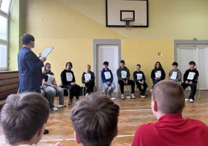 Uczniowie na sali gimnastycznej w trakcie konkursu