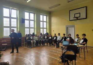 Przedstawiciele klas na sali gimnastycznej w trakcie konkursu
