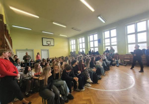 Widzowie na sali gimnastycznej w trakcie konkursu