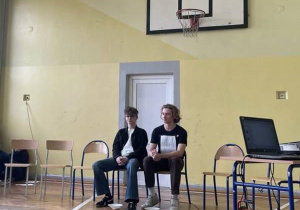 Przedstawiciele klas na sali gimnastycznej w trakcie konkursu