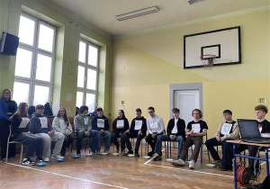 Przedstawiciele klas na sali gimnastycznej w trakcie konkursu