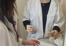 Uczniowie na zajęciach z chemii