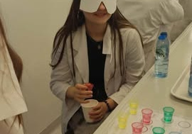 Uczniowie na zajęciach z chemii