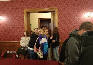 Uczniowie w budynku pałacu w trakcie wykładu
