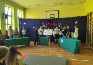 Uczniowie w sali gimnastycznej w trakcie teleturnieju