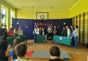 Uczniowie w sali gimnastycznej w trakcie teleturnieju