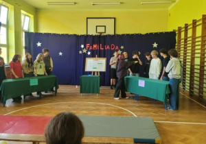 Uczniowie w sali gimnastycznej w trakcie teleturnieju