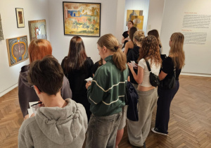 Uczniowie w trakcie zwiedzania wystawy