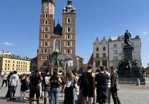 Grupa uczniów na tle kościoła