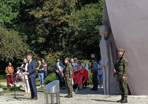 Poczet sztandarowy reprezentował szkołę na obchodach Narodowego Dnia Polskich Dzieci Wojny przy Pomniku Martyrologii Dzieci w parku im. Szarych Szeregów w Łodzi.