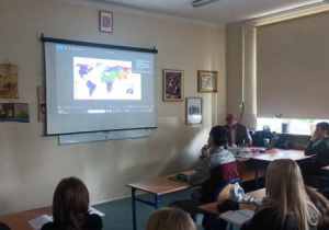 Wykładowca siedzący przodem do uczniów