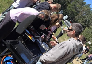 Młodzież przy grillu