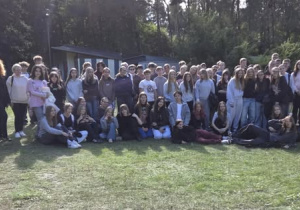 Zdjęcie grupowe na polanie