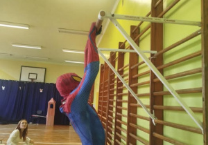 Halloweenowe podciaganie na drążku