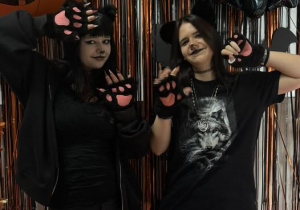 Uczennice w przebraniu na tle ścianki Halloweenowej