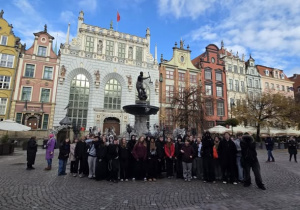 Uczniowie pod fontanną Neptuna